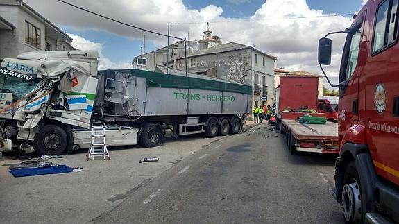 Dos heridos al colisionar dos camiones en el casco urbano de Campaspero
