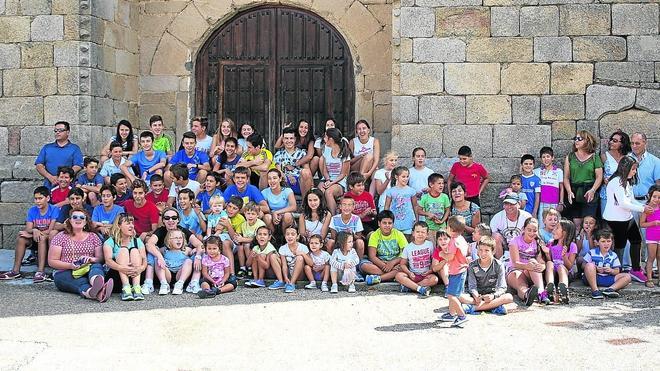 La alegría de los más pequeños invade las calles de Pereña de la Ribera en sus fiestas