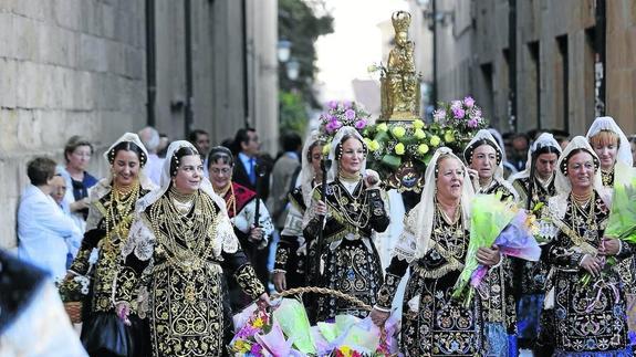 Flores y música para el comienzo de las fiestas más esperadas de Salamanca