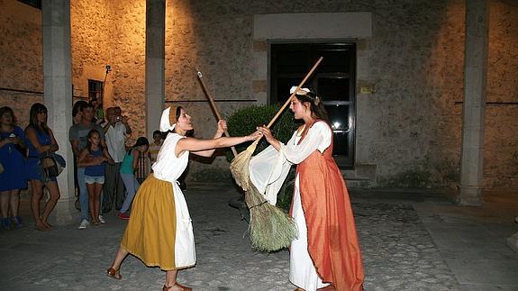 Las visitas teatralizadas nocturnas por el casco histórico de la villa continúan en septiembre
