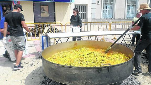 La paella popular reunió en la Plaza Mayor a las gentes de Cantalapiedra