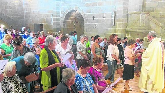 Pereña honra a su patrona dedicándole misa y bailes