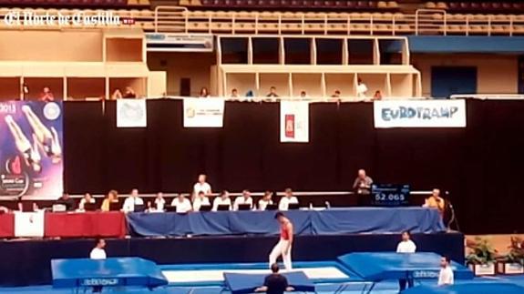 El campeón olímpico Dong Dong se cae en el Mundial de Gimnasia en Trampolín