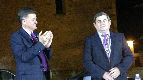El alcalde dedica a sus vecinos la Medalla de Oro de la Diputación