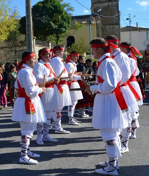 Un libro recupera la tradición de los danzantes de enagüillas