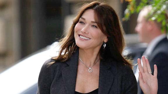 Carla Bruni, entrenadora de un equipo de fútbol por un día