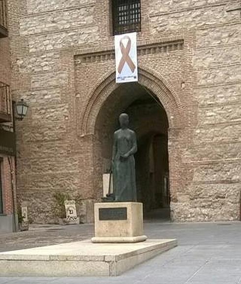 El Ayuntamiento de Arévalo se suma a la campaña de sensibilización '¡Enciende la esperanza, enciéndelo en oro!' sobre el cáncer infantil