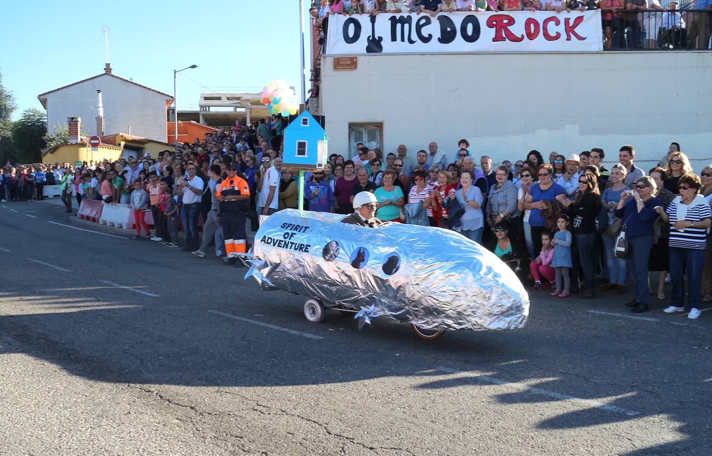 Un tiburón gigante y el Equipo Ja animaron el concurso de autos locos de Olmedo