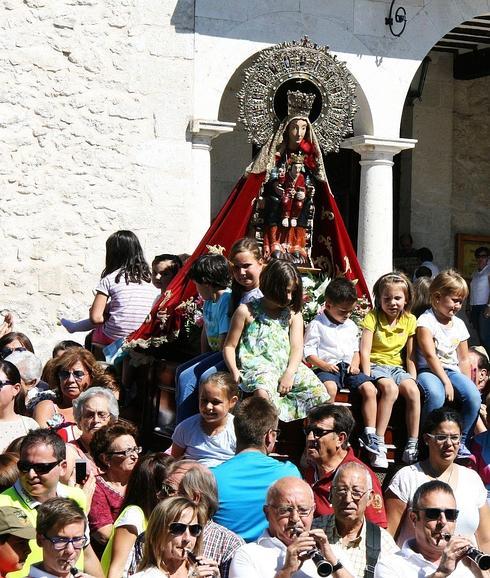 Miles de romeros se reúnen en El Henar para festejar a la Virgen en su día grande