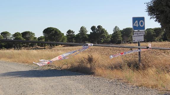Usuarios de un camino agrícola denuncian que este no se puede utilizar por un cable suspendido sobre él