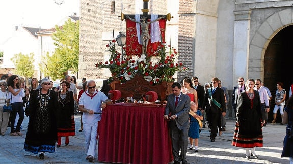 El Cristo de la Expiración de Nava vuelve a su ermita entre jotas