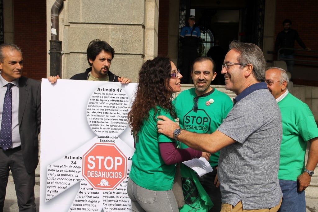 El alcalde de Zamora muestra su apoyo a los integrantes de la plataforma Stop Desahucios
