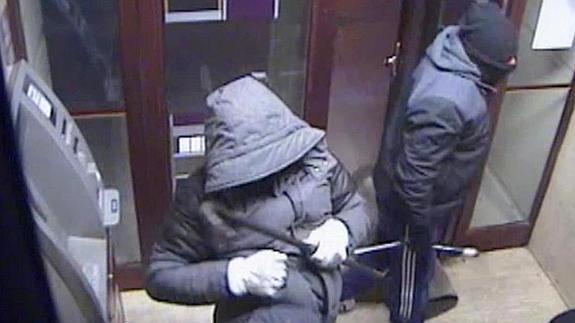 La jueza deja libres a los cuatro acusados de desvalijar catorce bancos este verano