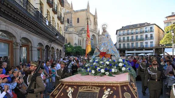 La Virgen de la Fuencisla regresa a su santuario tras una despedida masiva