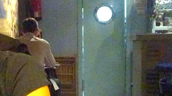 Los Reyes Felipe y Letizia se escapan al cine