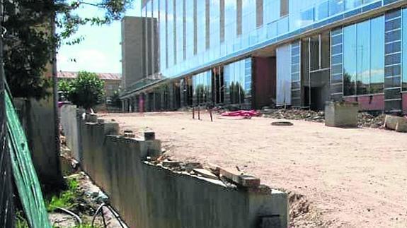 Los vecinos exigen la ejecución de la sentencia que declara ilegal el Corona Sol