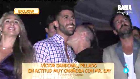Víctor Sandoval y Mr. Gay 2015 muy juntos
