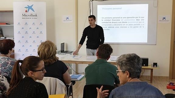 MicroBank facilita el acceso a la educación financiera a más de 1.500 personas