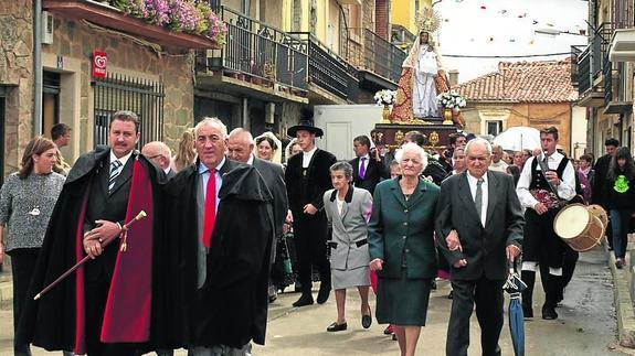 La lluvia y el mal tiempo no impide la procesión de la Virgen en El Maíllo