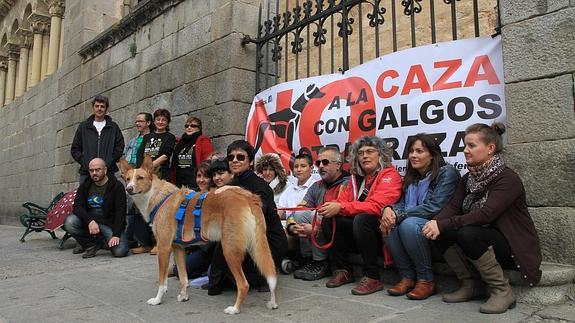 Una plataforma pide medidas contra el uso de perros en la caza