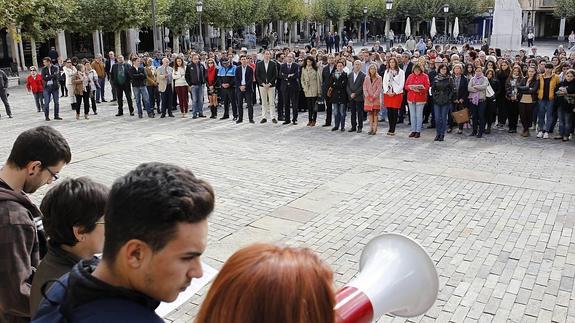 Unas 200 personas se concentra en Guardo en repulsa por el apuñalamiento de una mujer