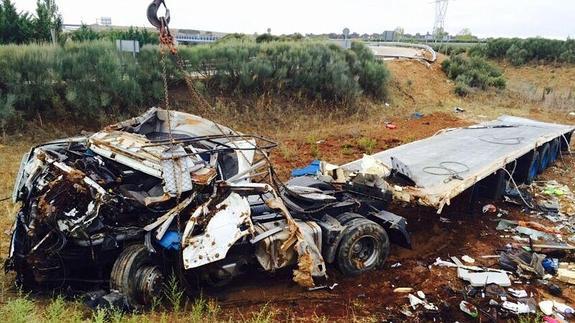 Muere un hombre al volcar el camión que conducía en León