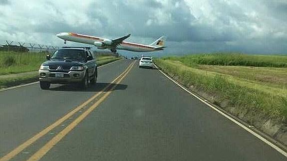 El espectacular aterrizaje de un avión de Ibera en San José de Costa Rica