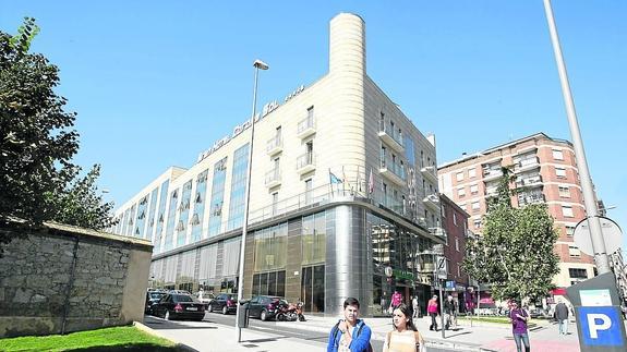 El PP responde dos años después a las irregularidades del hotel Corona Sol