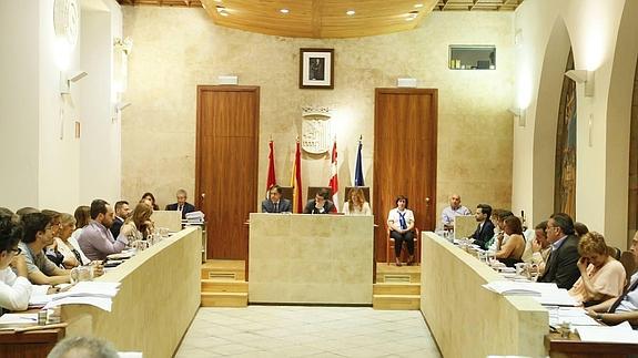 Tensión en el pleno por la ampliación de asesores y dedicaciones de los concejales