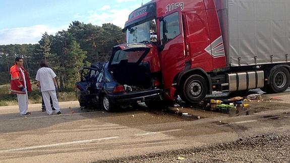 Tres fallecidos en una colisión entre un camión y un turismo entre Navaleno y San Leonardo