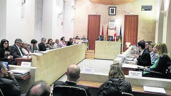 La oposición doblega al PP y obliga a aprobar el registro de contratos