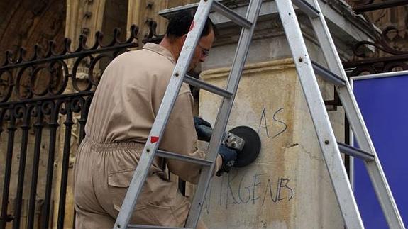 Detenido un joven por pintadas ofensivas en el muro de la catedral de León