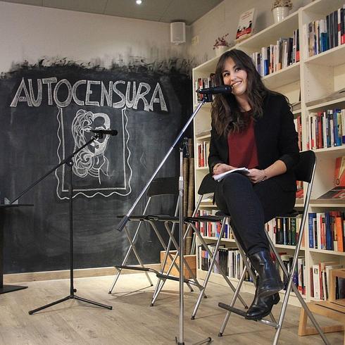 «Muchos poetas jóvenes empiezan en Internet y acaban llenando salas»