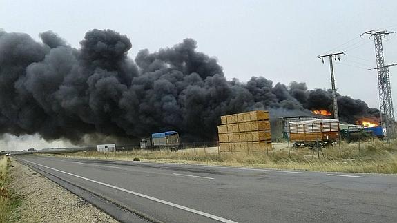 Un incendio carboniza un millón de kilos de patatas en Campaspero
