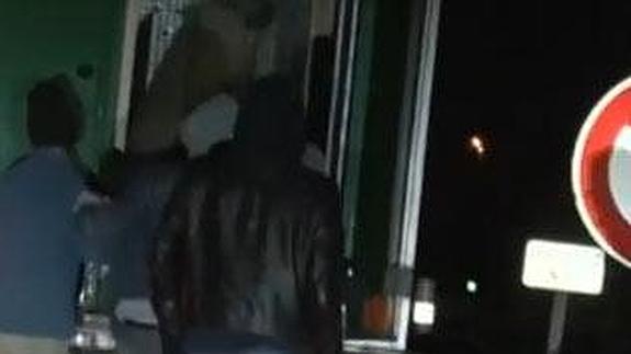 Un grupo de inmigrantes intenta colarse en un camión y se topa con un oso polar