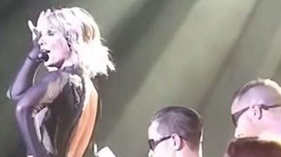 Britney Spears se queda con la espalda al aire en mitad de un concierto