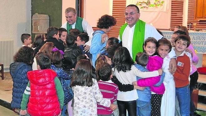 Puente Ladrillo abraza a sus nuevos curas con ilusión y respeto al pasado