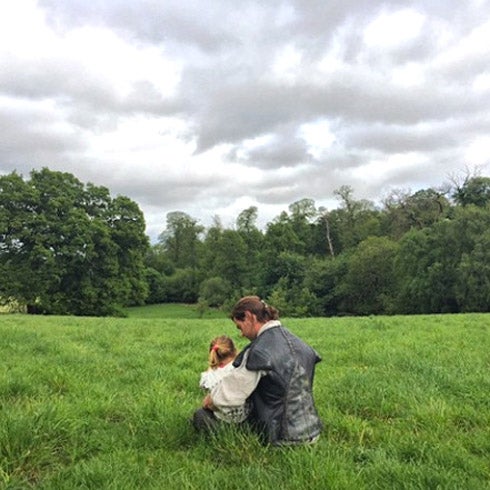 Elsa Pataky se emociona cuando ve a Chris Hemsworth con sus hijos