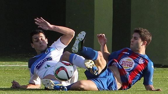 Victoria sufrida para seguir líderes