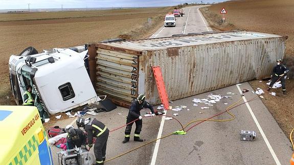 El vuelco de un camión obliga a cortar la carretera de Becerril a Paredes