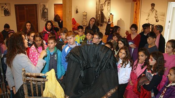 La exposición ‘Cultura y tradición’ recorre la historia de Cuéllar a través del traje típico