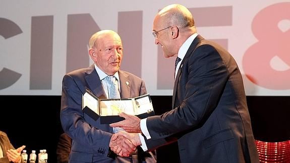 El bodeguero Alejandro Fernández recibe la Espiga de Oro de Honor