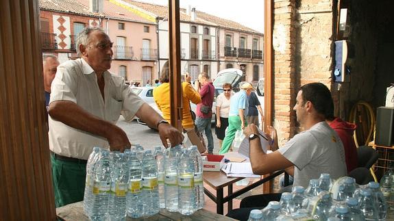 Una planta de eliminación de arsénico acabará con las colas para comprar agua embotellada