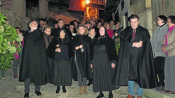 Cientos de personas acompañan a las Mozas de Ánimas en su recorrido por Mogarraz