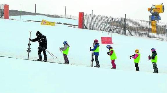 La Salina se compromete a llevar 720 niños a La Covatilla