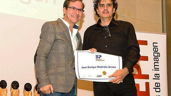 El cuellarano Enrique Madroño recibe la distinción de Fotógrafo Europeo