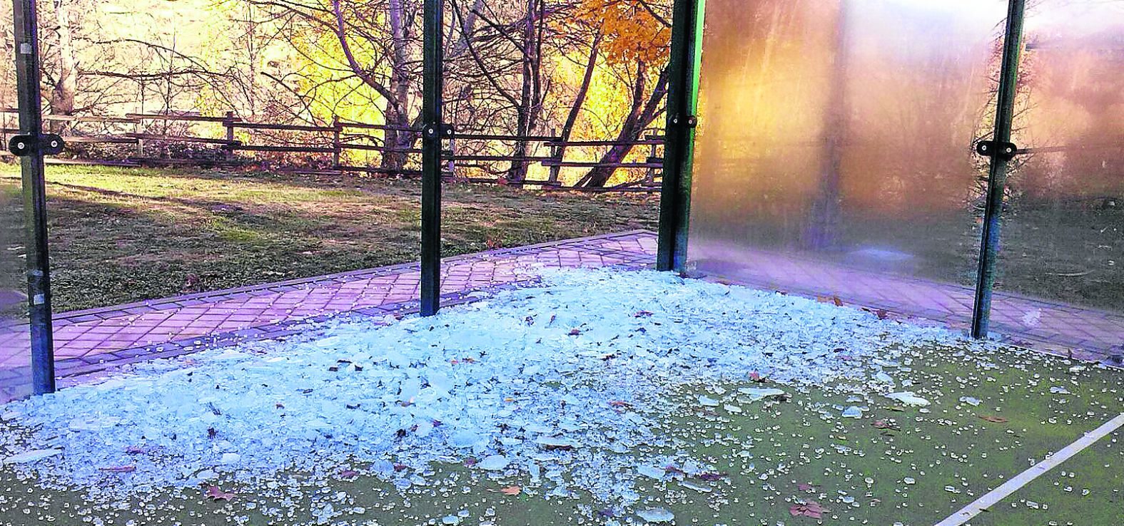 Los vándalos se ensañan con el parque junto a la Fábrica de Cristales y las pistas de pádel