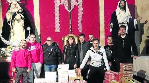 La cofradía del Rosario recoge más de mil kilos de productos para el Banco de Alimentos