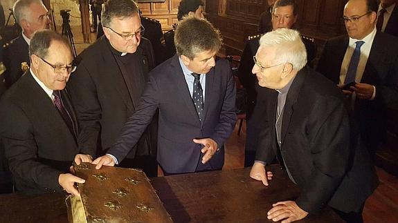 El director de la Policía entrega un cantoral del siglo XVI sustraído en la catedral