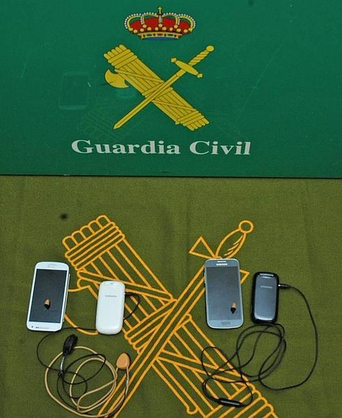 La Guardia detiene a dos personas por copiar para obtener el permiso de conducción
